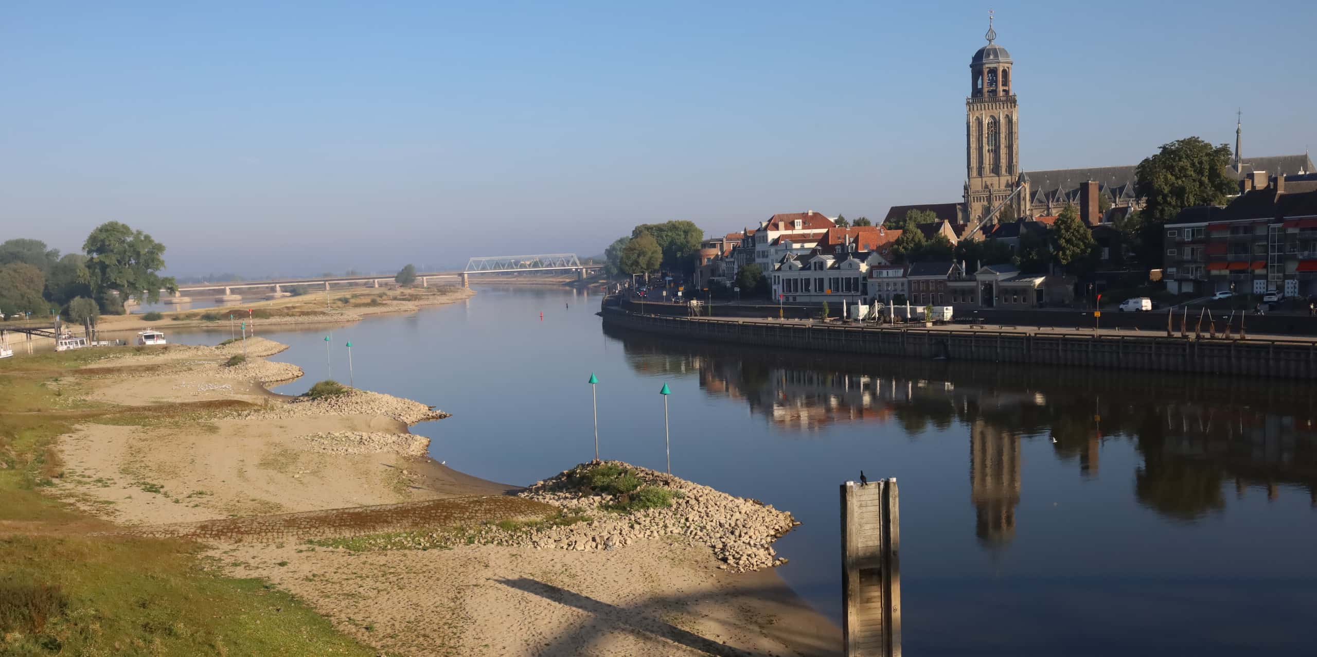 Verstedelijkt rivierenlandschap langs de IJssel met het historische waterfront van Deventer, waar stad en rivier elkaar beïnvloeden en de beschikbare ruimte begrenzen. Beeld: Wim Eikelboom