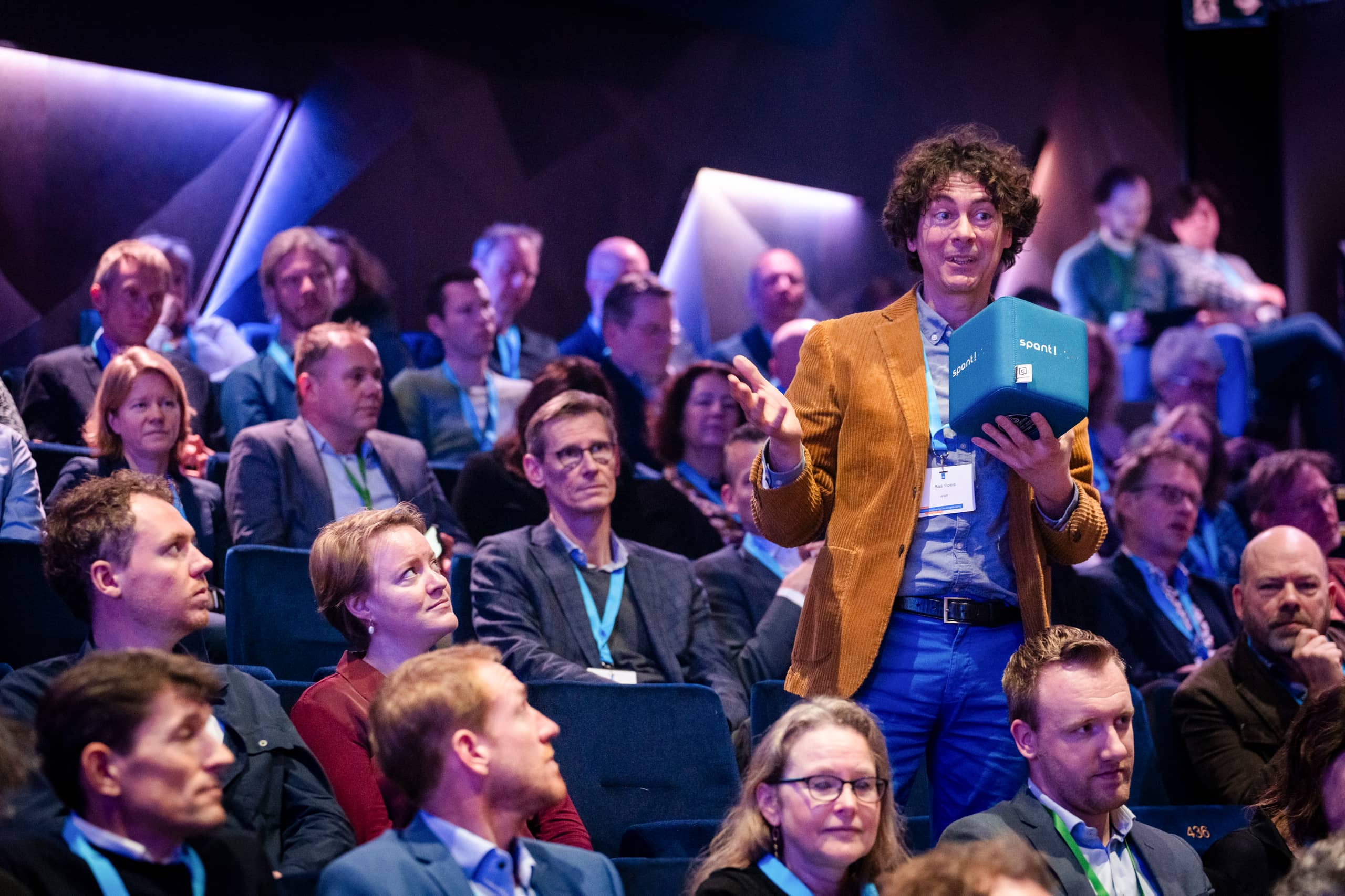 Een deelnemer stelt een vraag tijdens het congres van het Kennisprogramma Zeespiegelstijging, op 4 maart in Bussum.