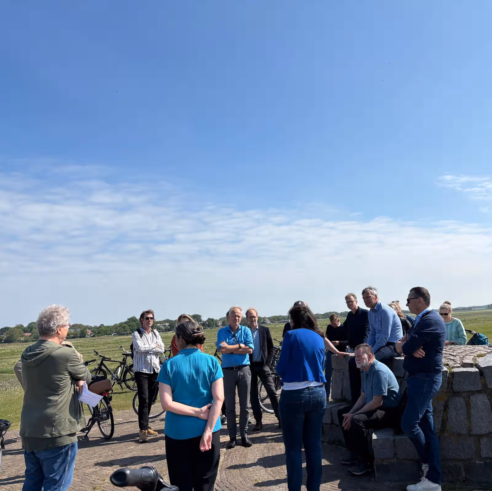 Co Verdaas samen met aanwezigen tijdens een fietstocht op Schiermonnikoog