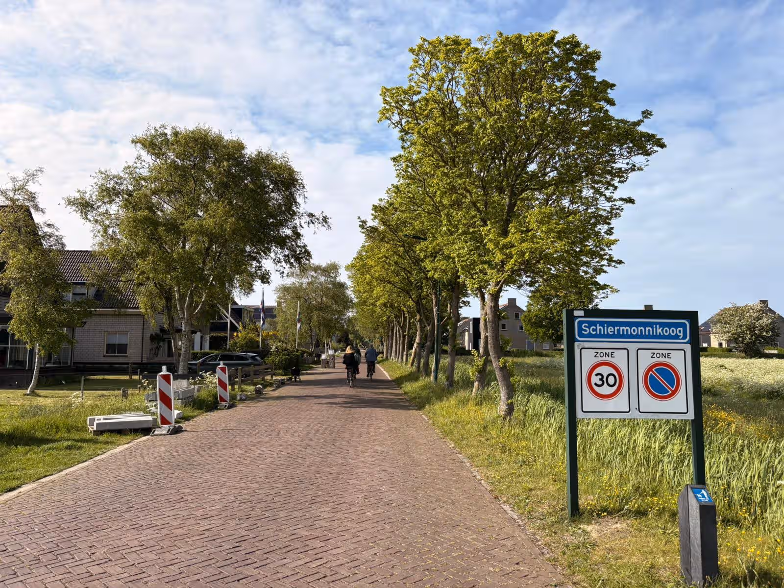 Een straat in Schiermonnikoog waar het gezelschap fietst