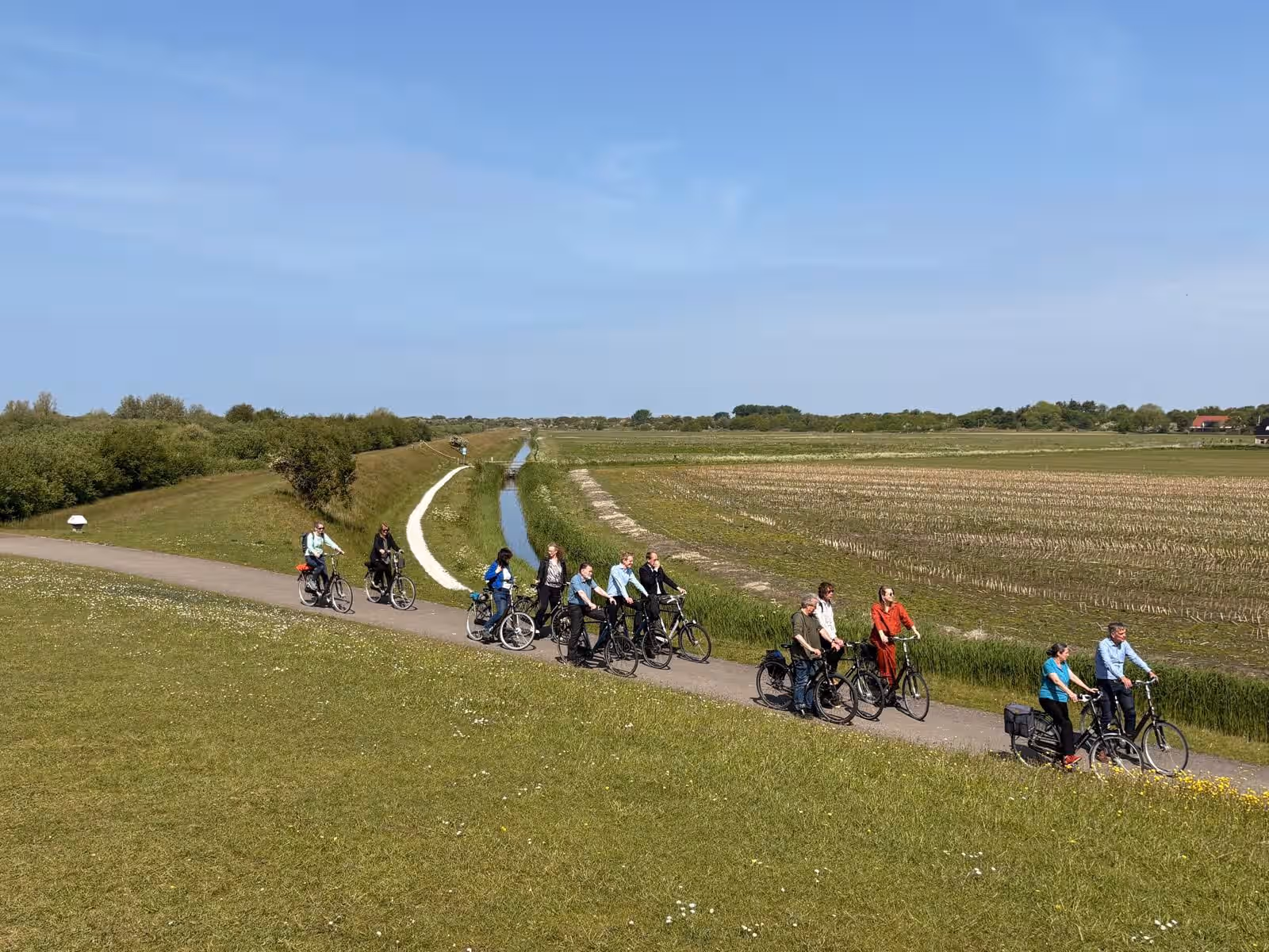 Groep fietsers op een dijk op Schiermonnikoog