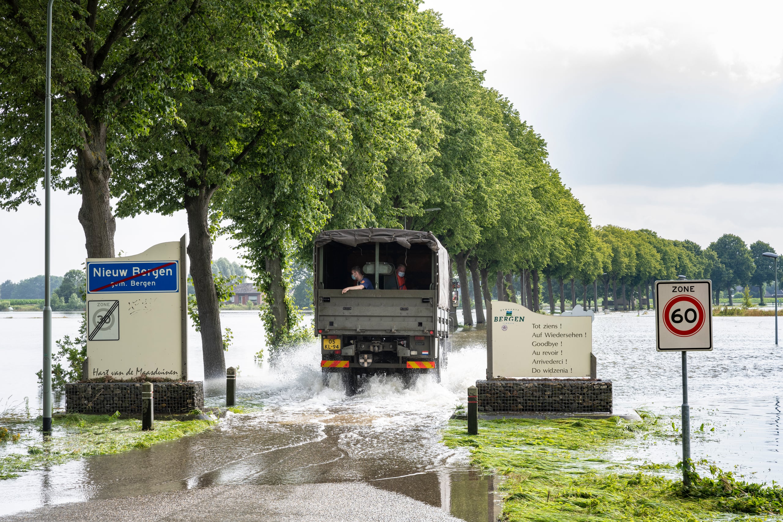 Voertuig rijdt door overstroomd gebied