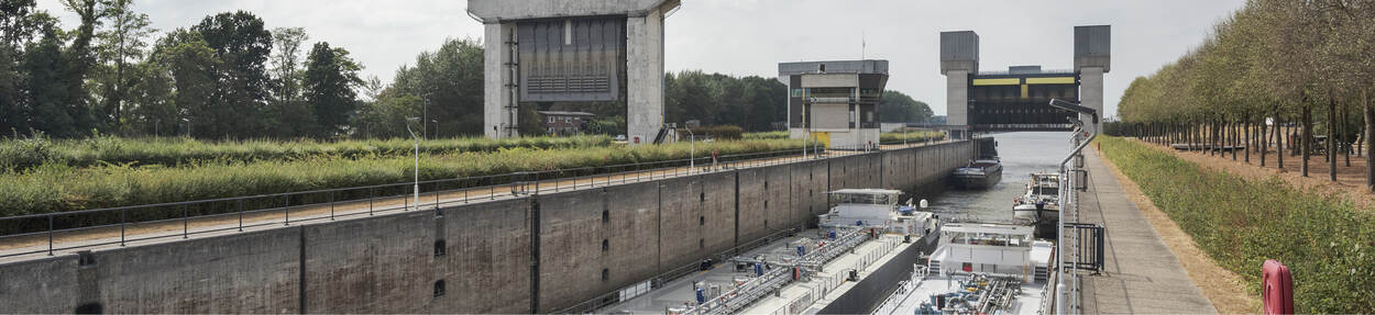 Prinses Irenesluizen bij Wijk bij Duurstede, begin van het Amsterdam-Rijnkanaal