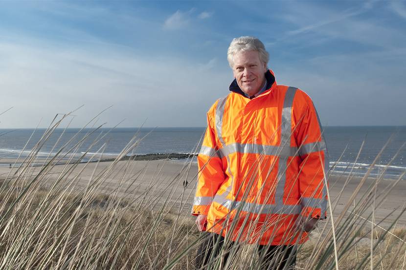 Deltacommissaris Wim Kuijken aan duinrand