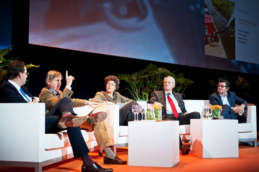 Dagvoorzitter Eva Kuit in gesprek met (van links naar rechts) Chris Kuijpers, Han Vrijling, Paul van Erkelens en Ralph de Vries over waterveiligheid in praktijk en theorie.