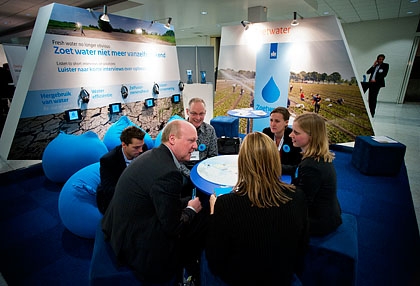 De stand van het deelprogramma Zoetwater, waar vakgenoten met elkaar in gesprek gaan.