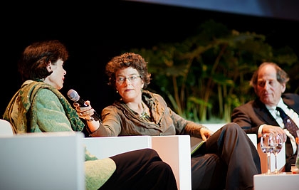 Dagvoorzitter Eva Kuit (midden) in gesprek met Renée Jones-Bos, ambassadeur voor Nederland in de VS (links) over het belang van samenwerking en kennisuitwisseling tussen Nederland en de VS op het gebied van waterveiligheid. Rechts: Salomon Kroonenberg, emeritus hoogleraar Geologie TU Delft.