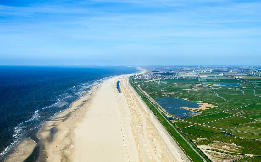 Nederlandse kust met zee, strand en achterliggende polders