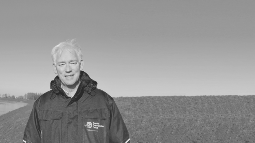 Zwart-wit foto van Herman Dijk op een dijk