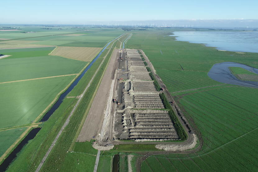 Verbreden van de eerste 750 meter van de Dollarddijk als proef voor een Brede Groene Dijk tussen de Johannes Kerkhovenpolder en de Duitse grens. Fotograaf: Edwin van Vliet, Ecoshape voor Waterschap Hunze en Aa's, juni 2022