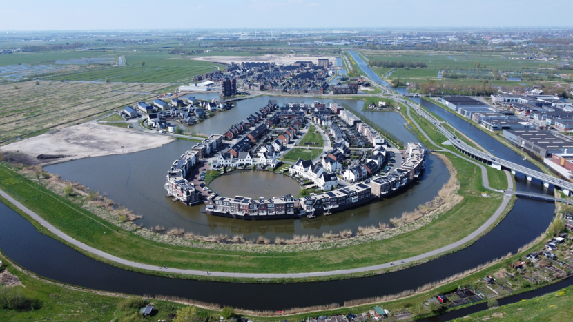 Waterrijke woonwijk Westergouwe in aanleg. Klimaatadaptatie speelt een belangrijke rol in de gebiedsontwikkeling en leidt tot concrete maatregelen voor waterveiligheid, waterberging en hittestress. Fotograaf: Jos van Alphen, April 2022