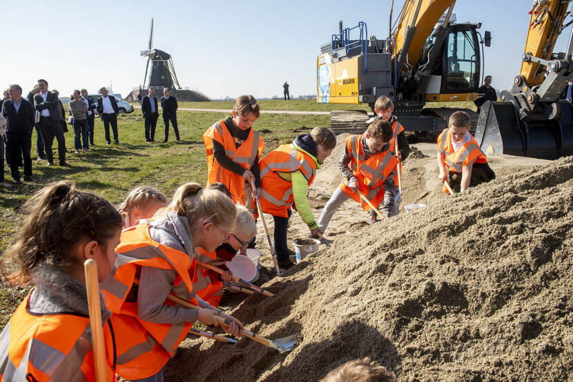 Starthandeling met schoolkinderen bij dijkversterking Heel-Beesel in Limburg. Fotograaf: Ger Peeters, Maart 2022