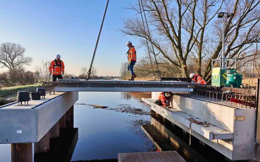 Aanleg van een nieuwe brug (met ruimer doorstroomprofiel) over de Enkele Wiericke bij Bodegraven, in het kader van capaciteitsvergroting van de zoetwateraanvoer in droge tijden KWA+. Foto: Hoogheemraadschap de Stichtse Rijnlanden, Maart 2022