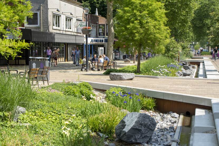 Waterbergingsysteem Grotestraat in Nijverdal, waardoor bij forse regenbuien het water sneller wegstroomt, via de nieuwe Stadsbeek naar rivier de Regge.  Fotograaf: Thomas Klomp, April 2022