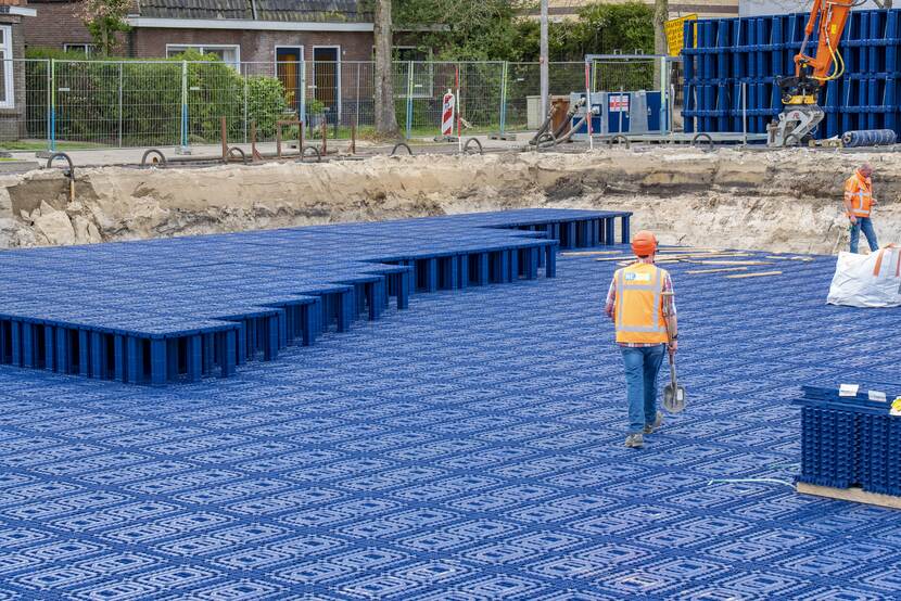 Aanleg ondergronds veld van blauwe kratten in Nijverdal tegen wateroverlast en verdroging. Fotograaf: Thomas Klomp, April 2022
