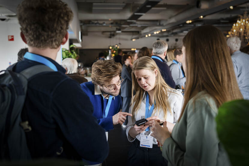 Aanwezigen in gesprek tijdens het congres van het Kennisprogramma Zeespiegelstijging, op 4 maart in Bussum.