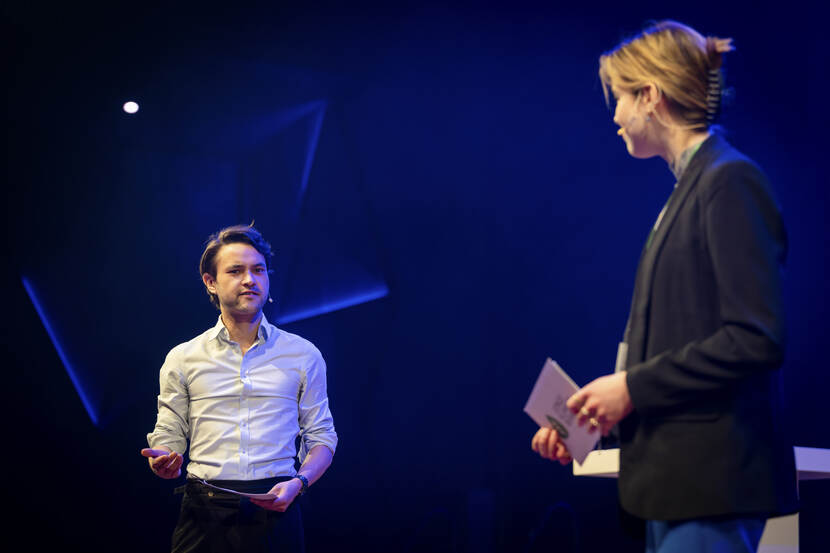 Hoopvolle woorden van de Jonge Klimaatbeweging. Links Dion Huidekooper, rechts Merel Fiets.