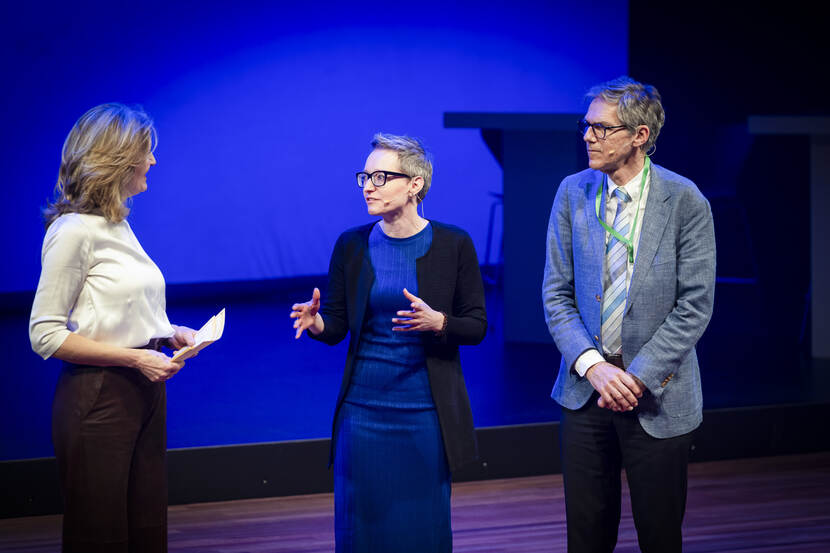 Van links naar rechts: dagvoorzitter Simone van Trier, Annemiek Roeling (IenW) en Jos van Alphen (Staf deltacommissaris).