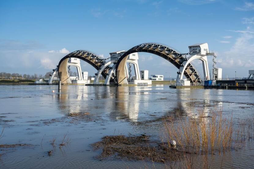 Hoogwater Stuwcomplex Rijn Nederrijn in Amerongen (februari 2021)