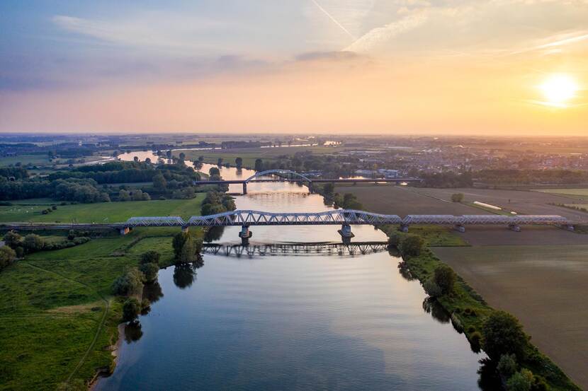 Decoratief beeld van een gebied aan de Maas