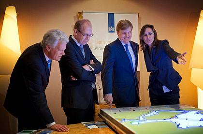 Deltacommissaris Wim Kuijken, staatssecretaris Joop Atsma, prins Willem-Alexander krijgen een toelichting van programmadirecteur Hetty Klavers