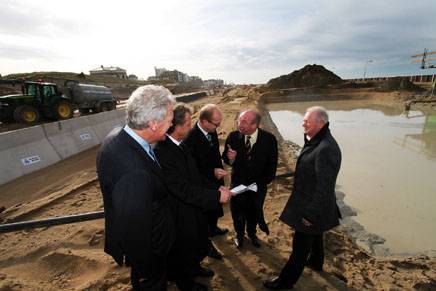 Van links naar rechts: Wim Kuijken, deltacommissaris, Michiel van Haersma Buma, dijkgraaf van het Hoogheemraadschap van Delfland, Joop Atsma, staatssecretaris van Infrastructuur en Milieu, Henk Kool, wethouder gemeente Den Haag, Ed Vols, projectmanager Boulevard Scheveningen.