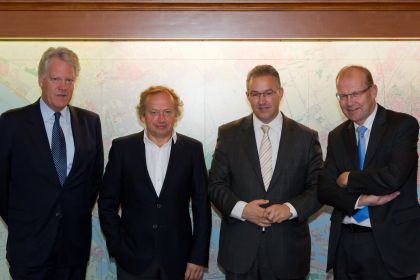 De Deltacommisaris Wim Kuijken, staatssecretaris Bleker, burgemeester Aboutaleb en staatssecretaris Atsma (van links naar rechts) Foto: Marcel Vogel