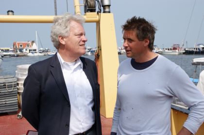 Deltacommissaris Wim Kuijken in gesprek met de Volendamse visser Patrick Schilder.