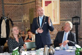 Burgemeester Arno Brok (midden) heette minister Schultz van Haegen (l.) en deltacommissaris Wim Kuijken (r.) welkom in Dordrecht.