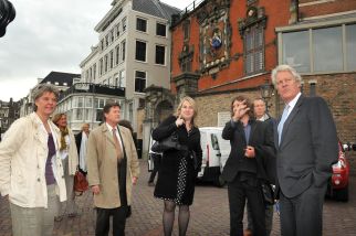 De minister en de deltacommissaris tijdens de rondleiding door de stad. Links naast de minister wethouder Piet Sleeking.