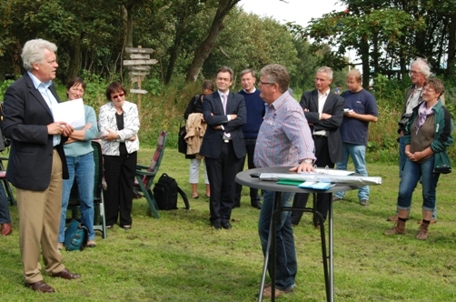 Deltacommissaris Wim Kuijken (l.) in gesprek met de heer A. Langeveld, landbouwer op Texel. Hij geeft een toelichting op de zoetwaterproblematiek op Texel en de gevolgen die dit heeft voor de landbouw.