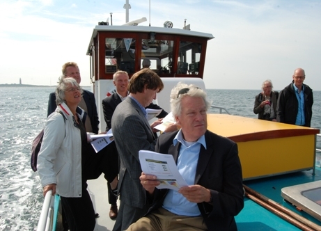 Tijdens de overtocht van Texel naar Vlieland aan boord van ‘De Vriendschap’. De deltacommissaris kreeg hier een toelichting op het Waddensysteem en de morfologie.