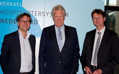 Vlnr: Roeland Allewijn (directeur Rijkswaterstaat Waterdienst), deltacommissaris Wim Kuijken en Harold van Waveren (programmamanager Deltaprogramma Rijkswaterstaat).