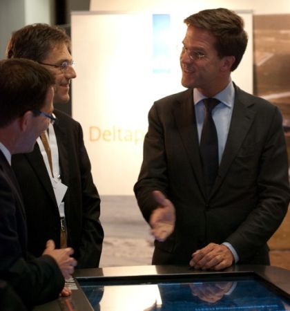 Minister-president Rutte bij de eerste prototype van de Deltaviewer op het Nationale Deltacongres in november 2011.
