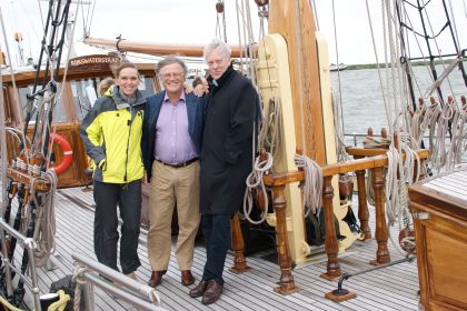 Aan boord van de 'Noord-Holland': Hetty Klavers, Siebe Riedstra en Wim Kuijken.