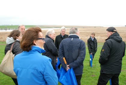 Deltacommissaris met regionale bestuurders op Groene Dollarddijk