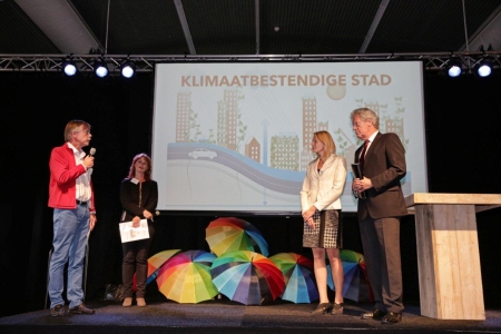Deltacommissaris neemt manifest Klimaatbestendige Stad in ontvangst