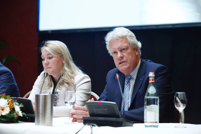 Melanie Schultz van Haegen (minister van Infrastructuur en Milieu) en Wim Kuijken (deltacommissaris) op de persconferentie over Deltaprogramma 2015.