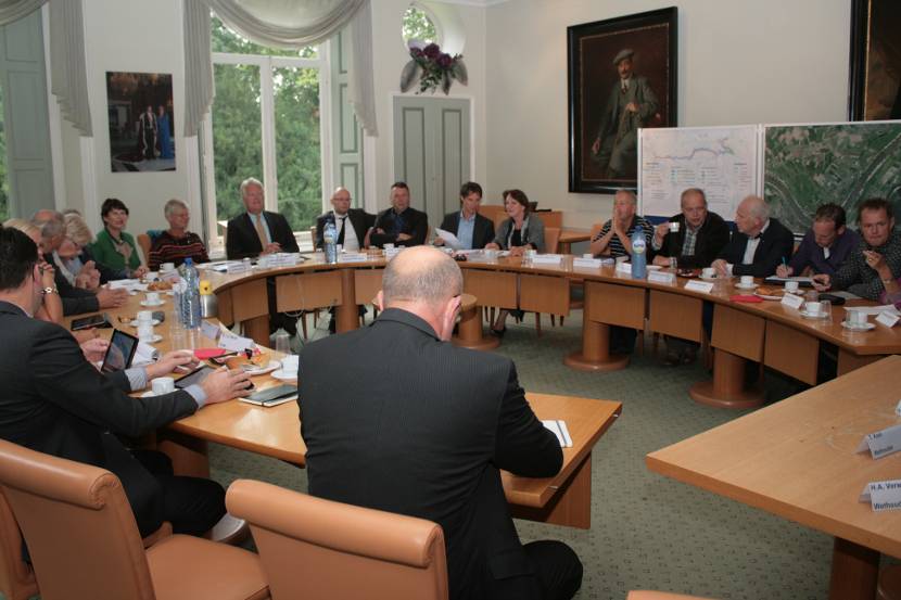 Deltacommissaris in gesprek met gemeenteraad Neerijnen en klankbordgroep hoogwatergeul Varik - Heesselt