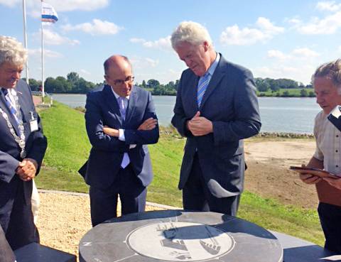 Deltacommissaris opent dijkversterking Lekdijk