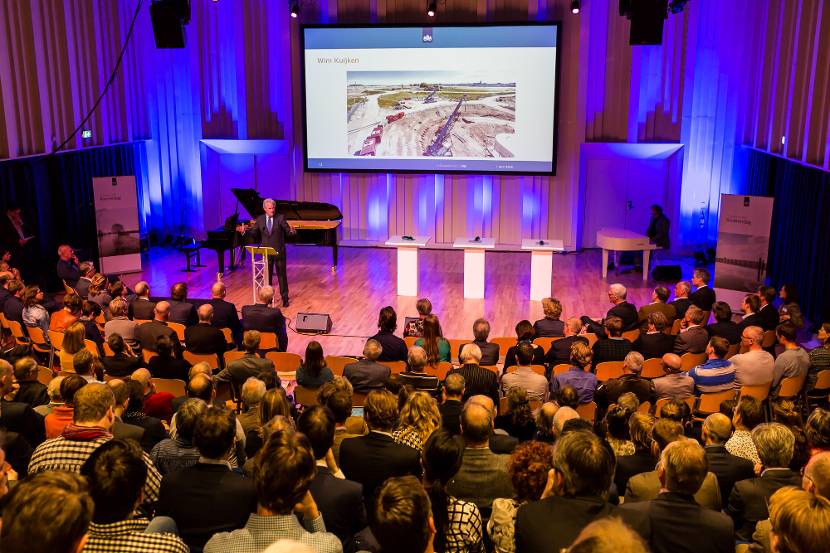 Wim Kuijken in een volle zaal tijdens de Rivierendag 2016