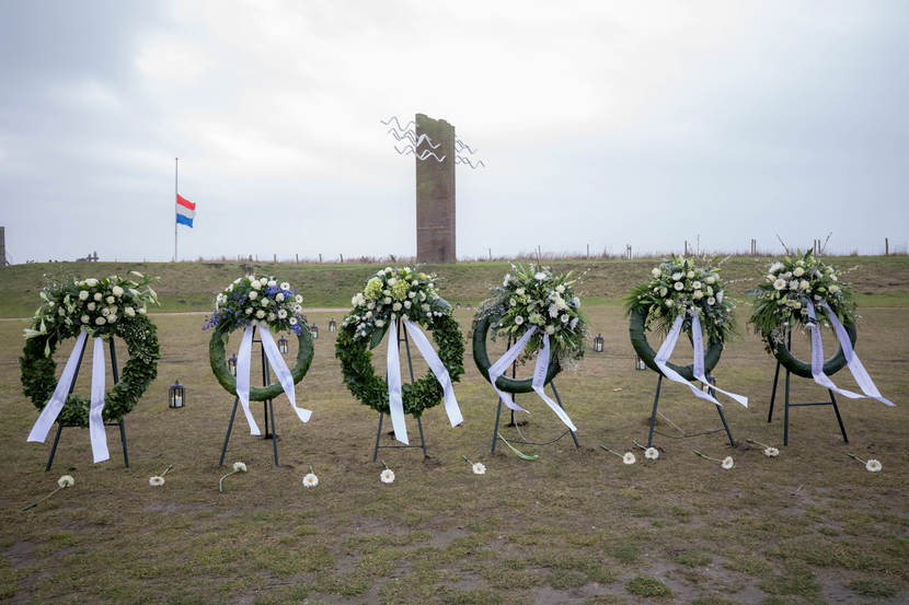 Zes kransen ter nagedachtenis van de watersnoodramp