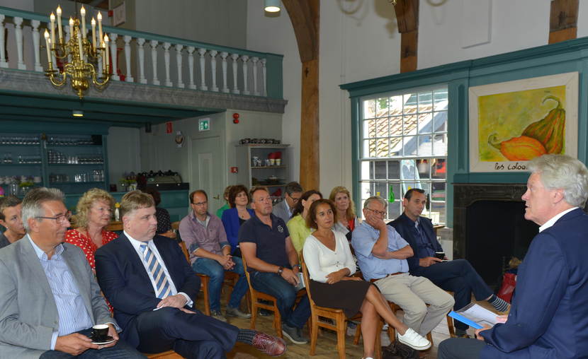 Wim Kuijken geeft toelichting op het rapport in een zaal