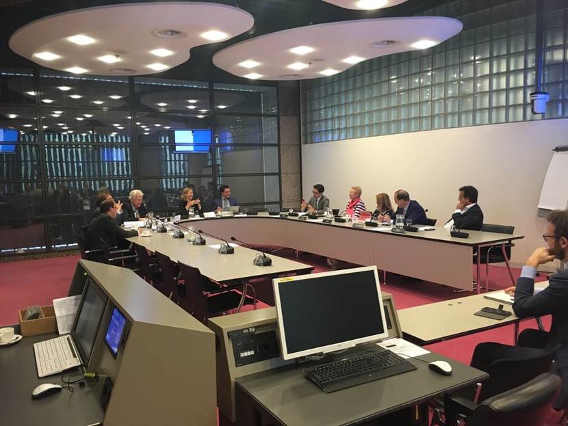 Gesprek rond grote tafel met Deltacommissaris en de Vaste Commissie voor Infrastructuur en Milieu