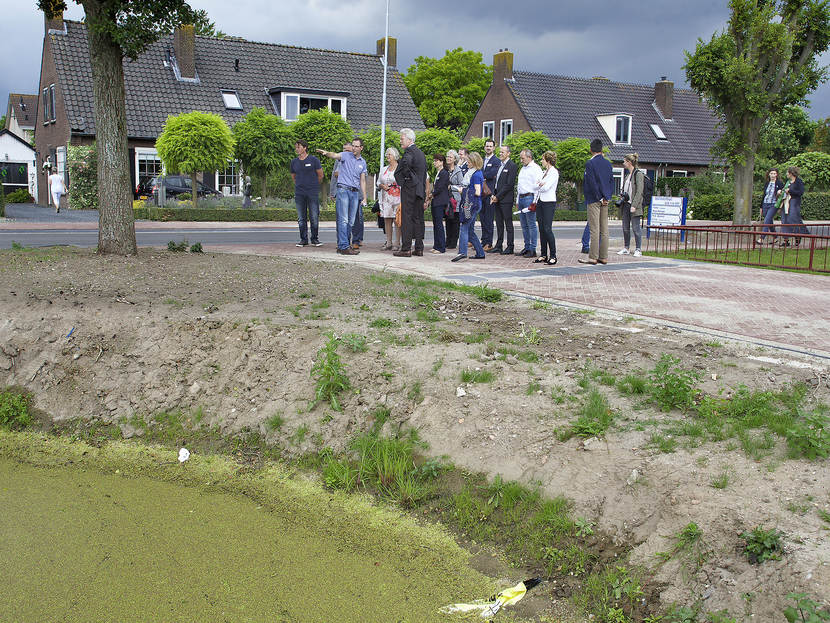 Deltacommissaris met groep mensen bij een sloot in Beneden-Leeuwen