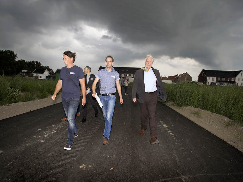 mensen lopend over een weg in Beneden-Leeuwen