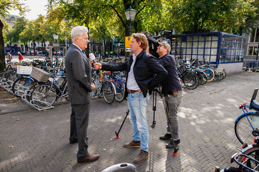 Deltacommissaris wordt geïnterviewd op straat