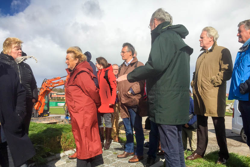 Mensen in een weiland op Ameland