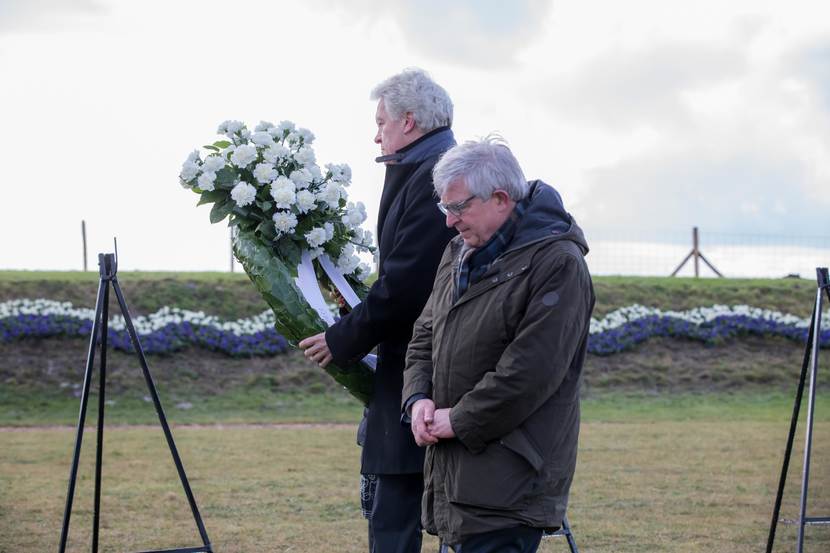 Wim Kuijken legt met Theo van de Gazelle een krans ter nagedachtenis van de Watersnoodramp