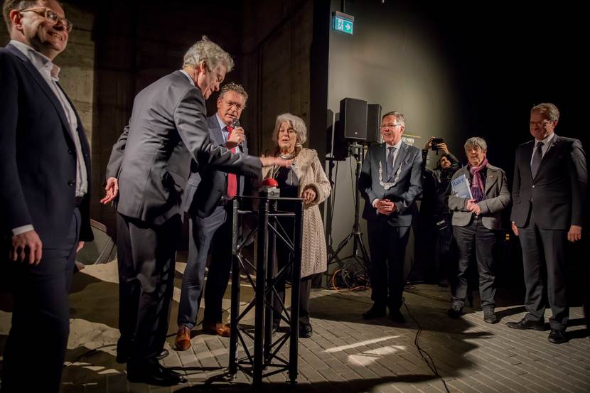 Wim Kuijken opent een vierde caisson in het watersnoodmuseum met en druk op rode knop